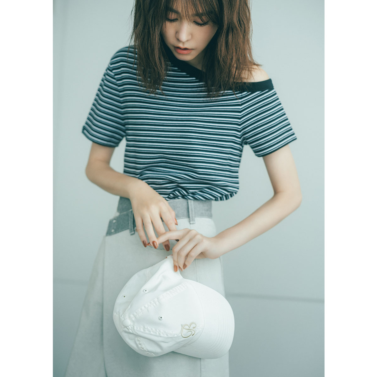 ボーダーTシャツとデニムコーデにマディソンブルーとマルティニークコラボの白のキャップを持った桐谷美玲さん