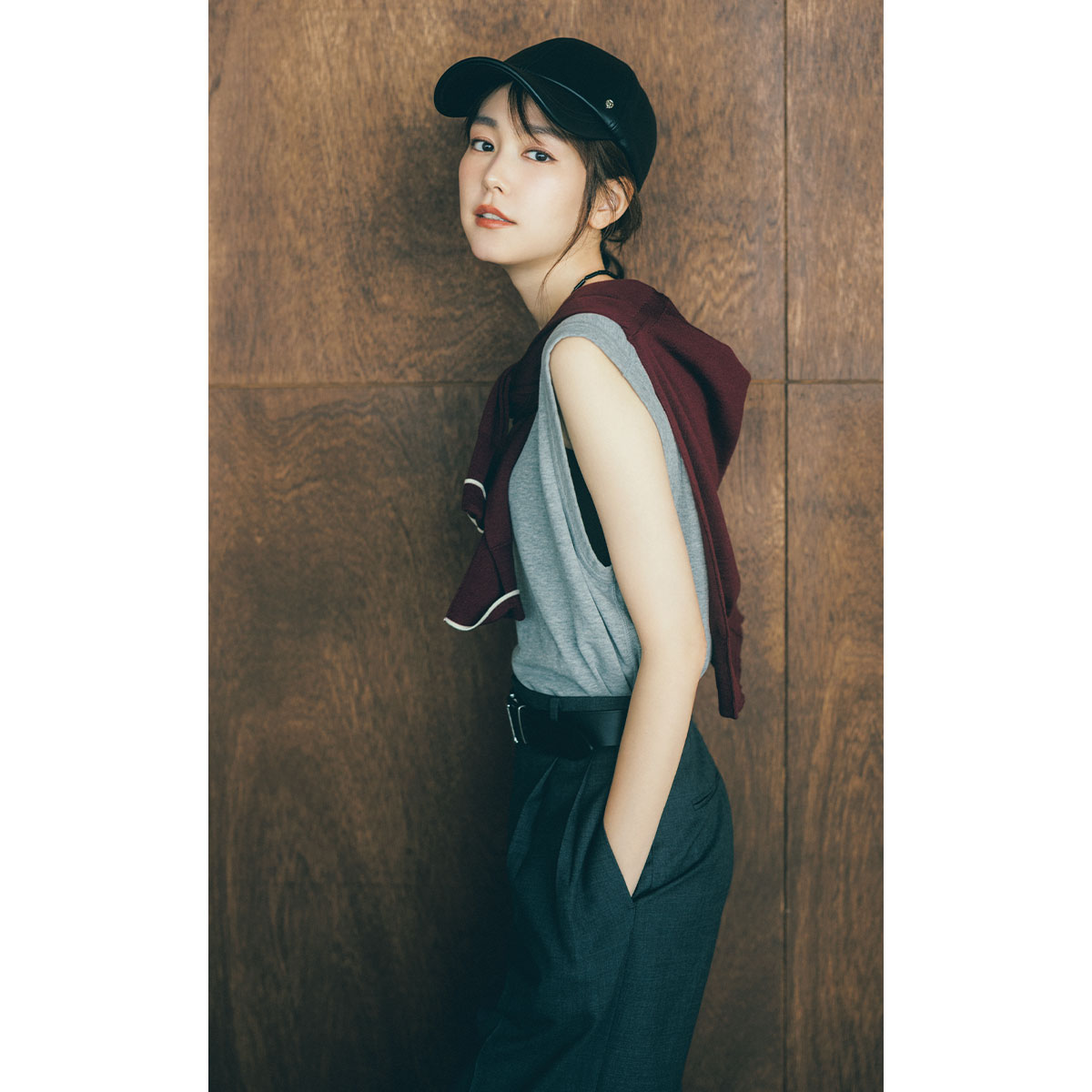 ノースリトップスにレザーキャップをかぶった桐谷美玲さん