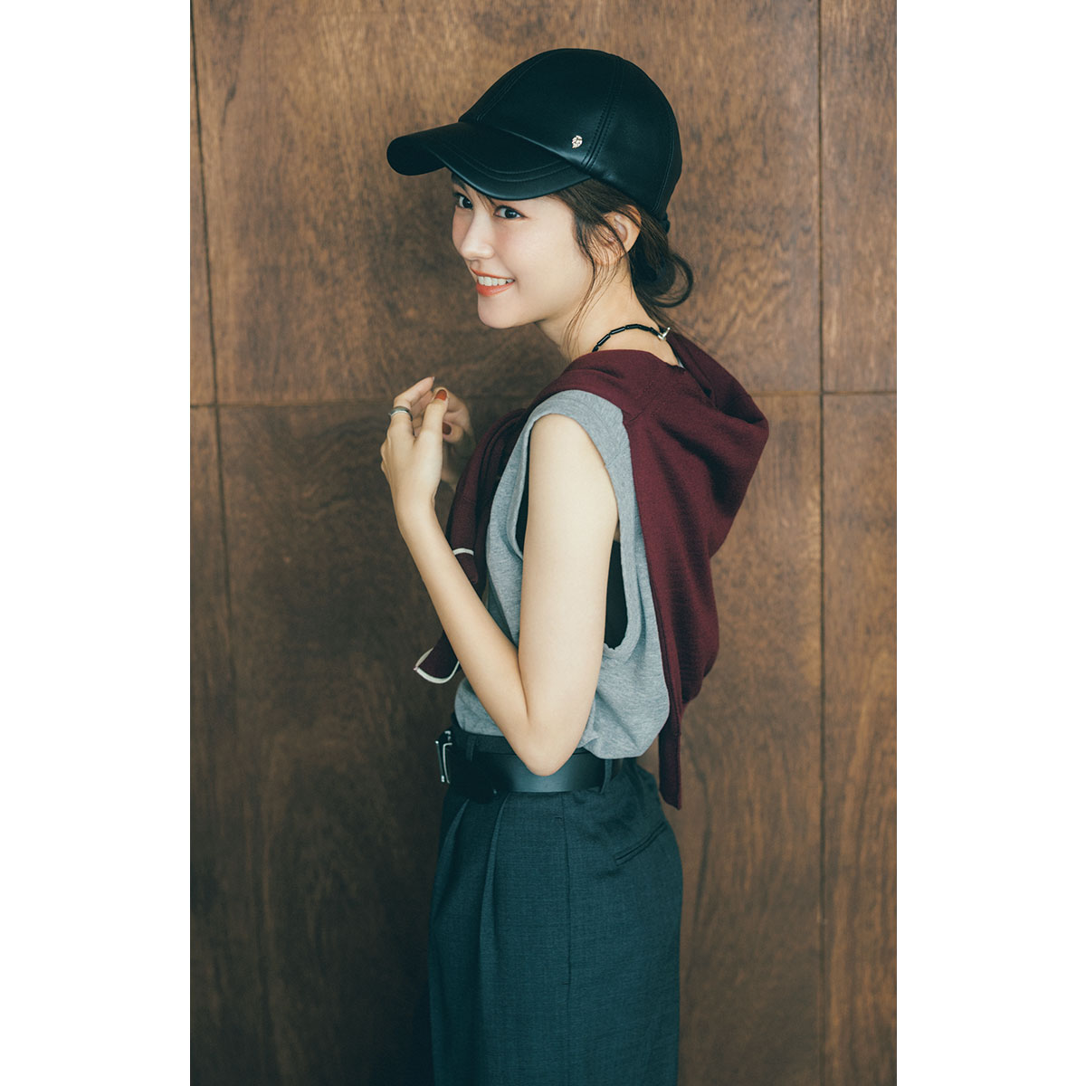 ノースリトップスにレザーキャップをかぶった桐谷美玲さん