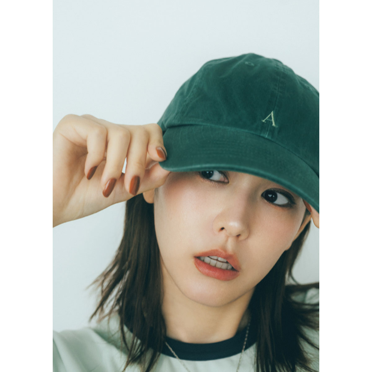 ティッカのキャップをかぶった桐谷美玲さん