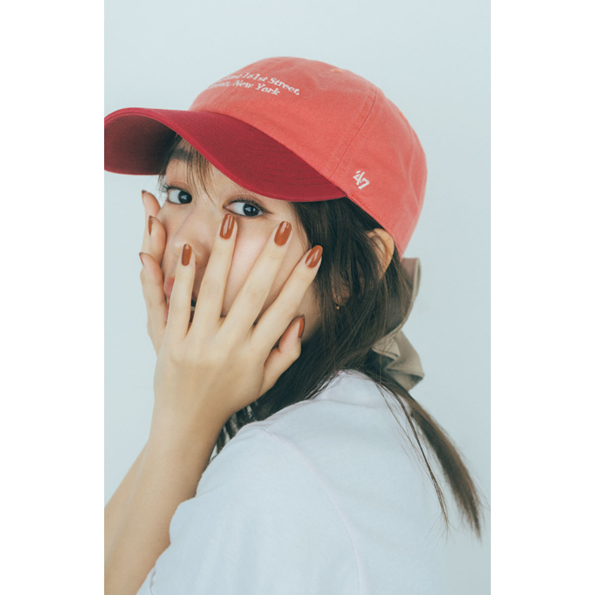 フォーティーセブンの暖色バイカラーのキャップをかぶった桐谷美玲さん