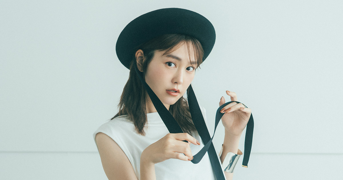 ノースリトップスにベレー帽をかぶった桐谷美玲さん
