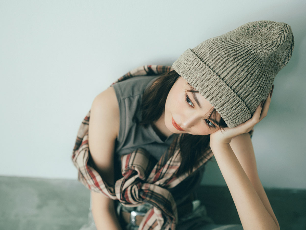 ノースリカットソーにチェック柄シャツを巻いてCA4LAのニット帽をかぶった桐谷美玲さん