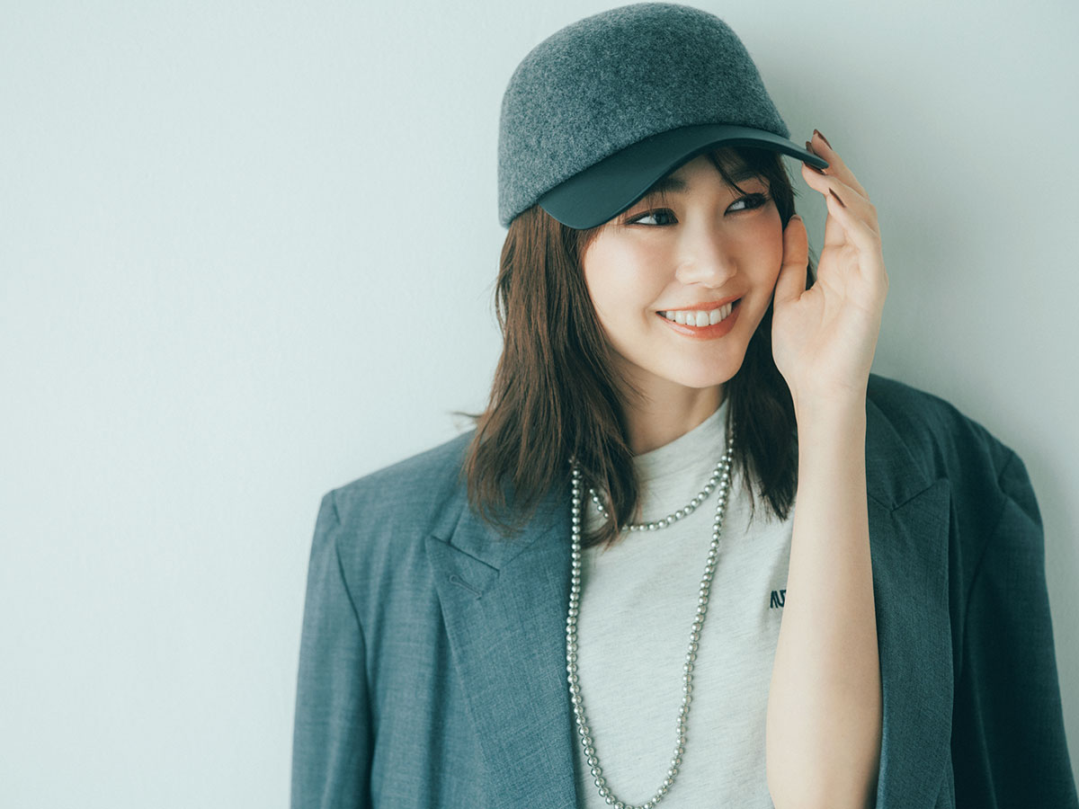 Tシャツにグレーのジャケットを羽織ったコーデにグレーのライディングキャップをかぶった桐谷美玲さん