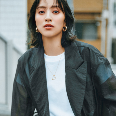 【秋の通勤服】気温が読めない日は「薄軽ジャケット」一択！万能選手のモノトーンで