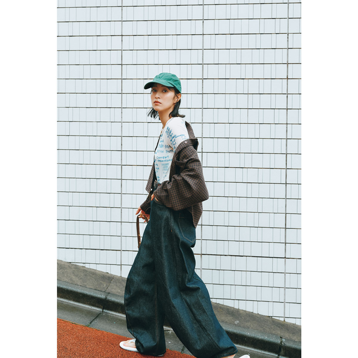チェック柄茶色シャツを羽織ったカジュアルコーデ