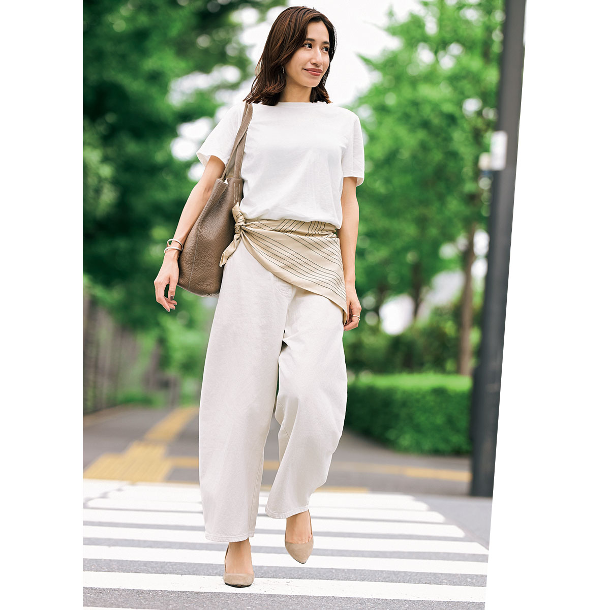 totemeのスカーフをホワイトコーデのアクセント使い