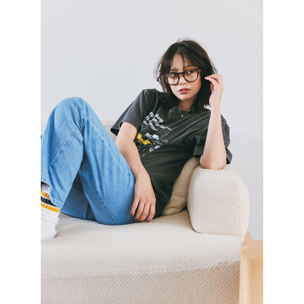 Tシャツとデニムのカジュアルコーデにモスコットのブラウンメガネをかけて洒落見えアップ