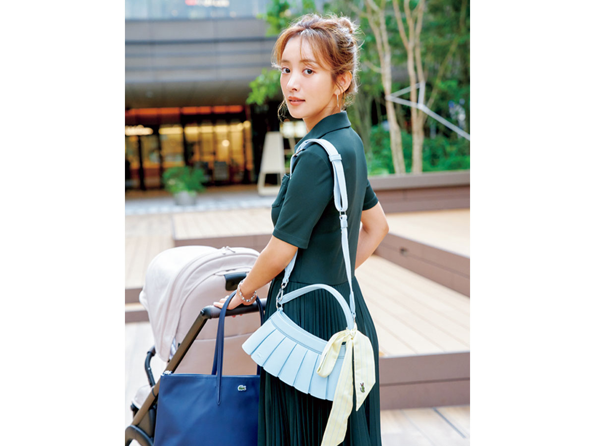 広場のウッドデッキをカートを引いて歩く夏菜さん