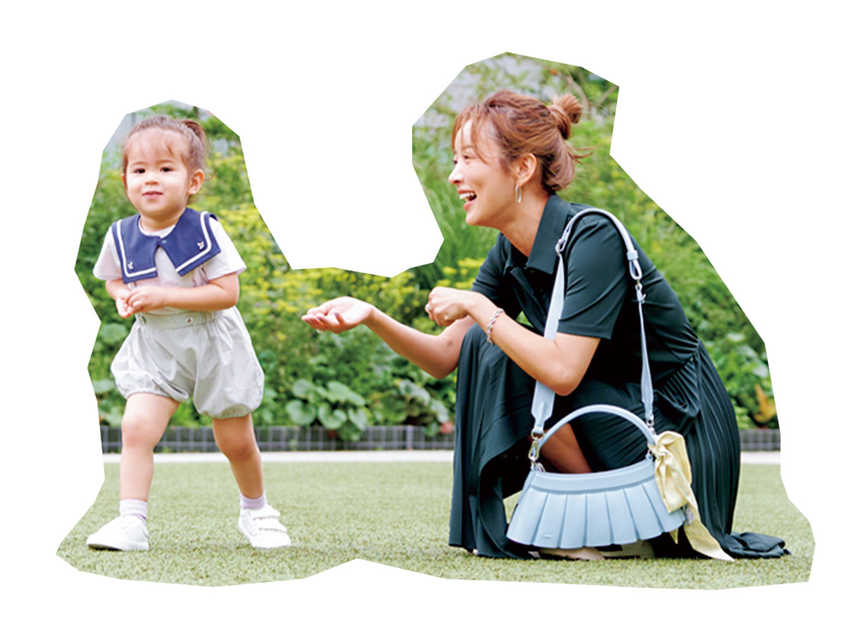 芝生エリアではしゃぐ子どもを見守る夏菜さん