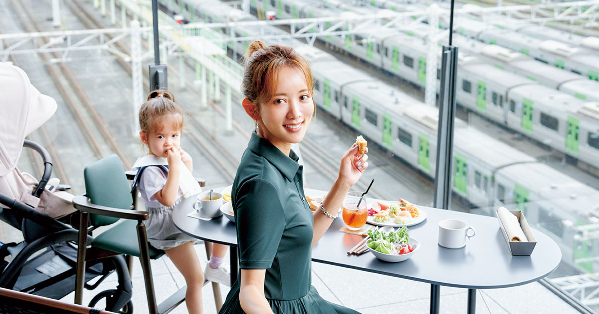The TAILOR YARD MAIN DININGで食事する夏菜さんと子ども