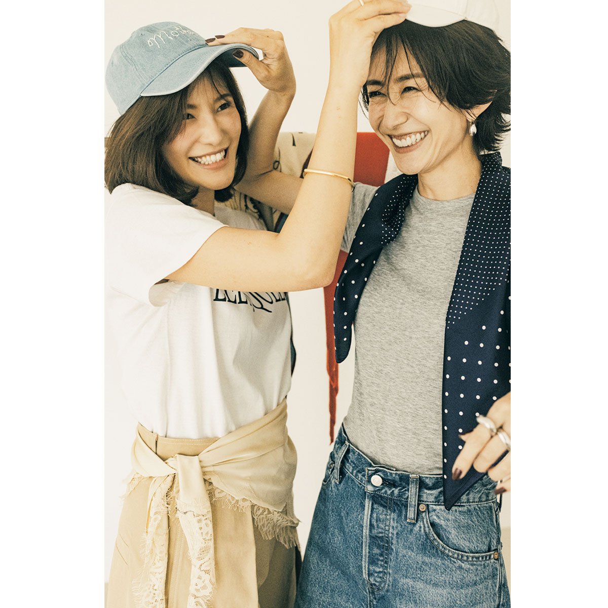 お互いキャップをかぶせ合う咲和希さんと神山まりあさん