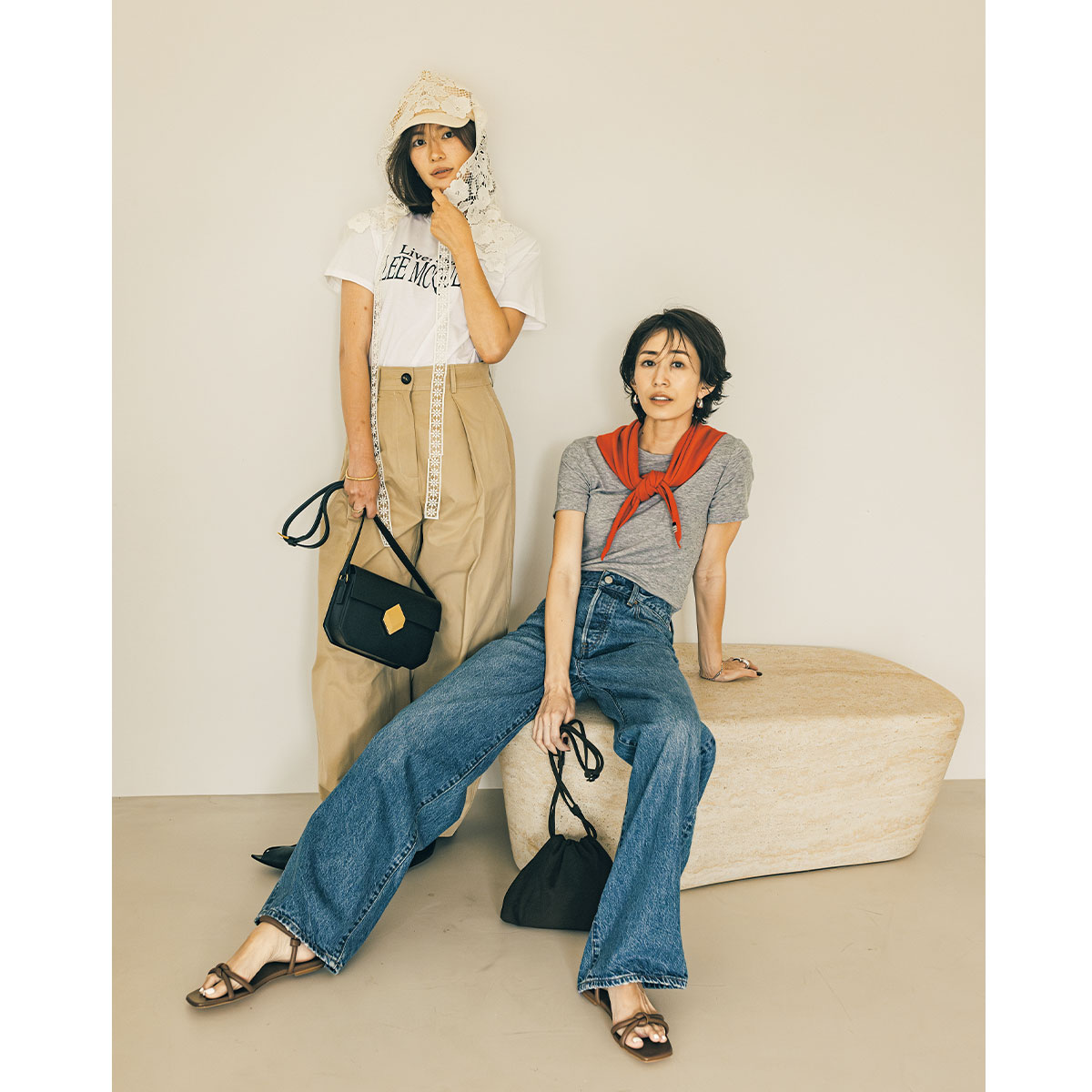 グレーTシャツとデニムに赤の三角ストールを巻いた神山まりあさんと白ロゴTとチノパンにキャップとレースフードストールをかぶった咲和希さん