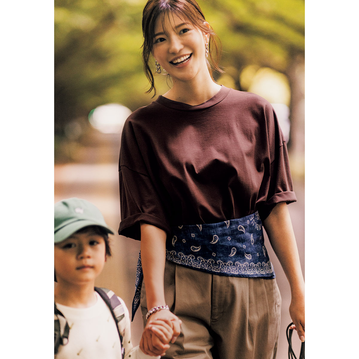 Tシャツにペイズリースカーフを腰に一巻きしたスタイル
