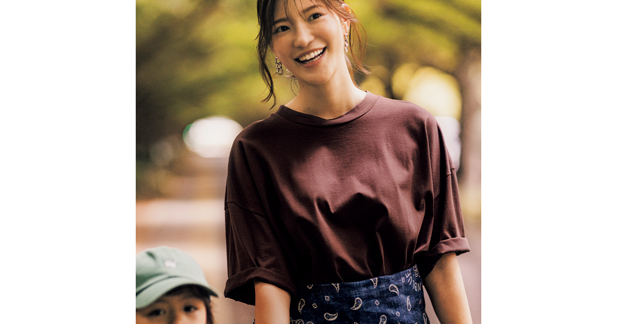 Tシャツにペイズリースカーフを腰に一巻きしたスタイル