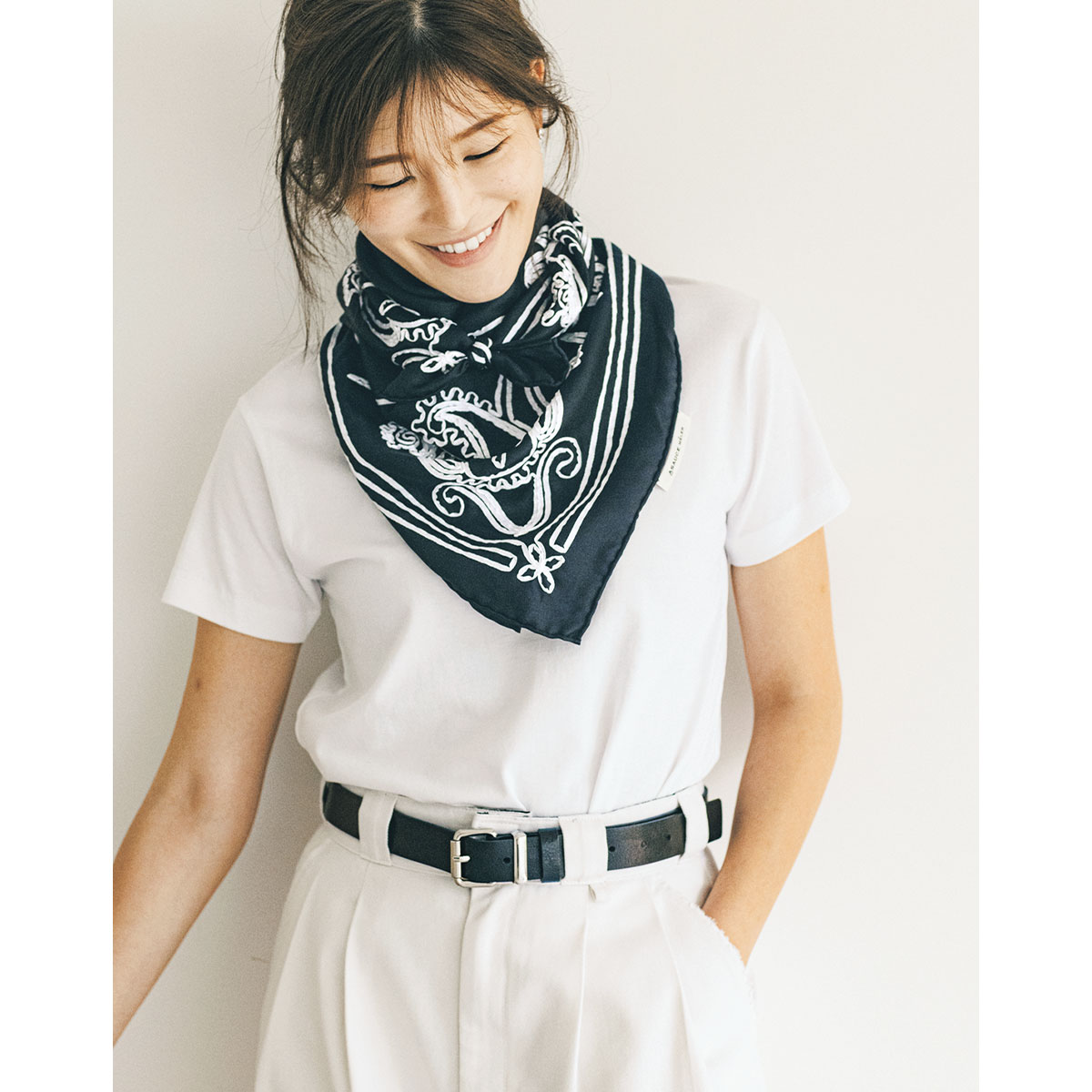 白Tシャツとパンツをアソースメレのシルクスカーフで格上げした装い