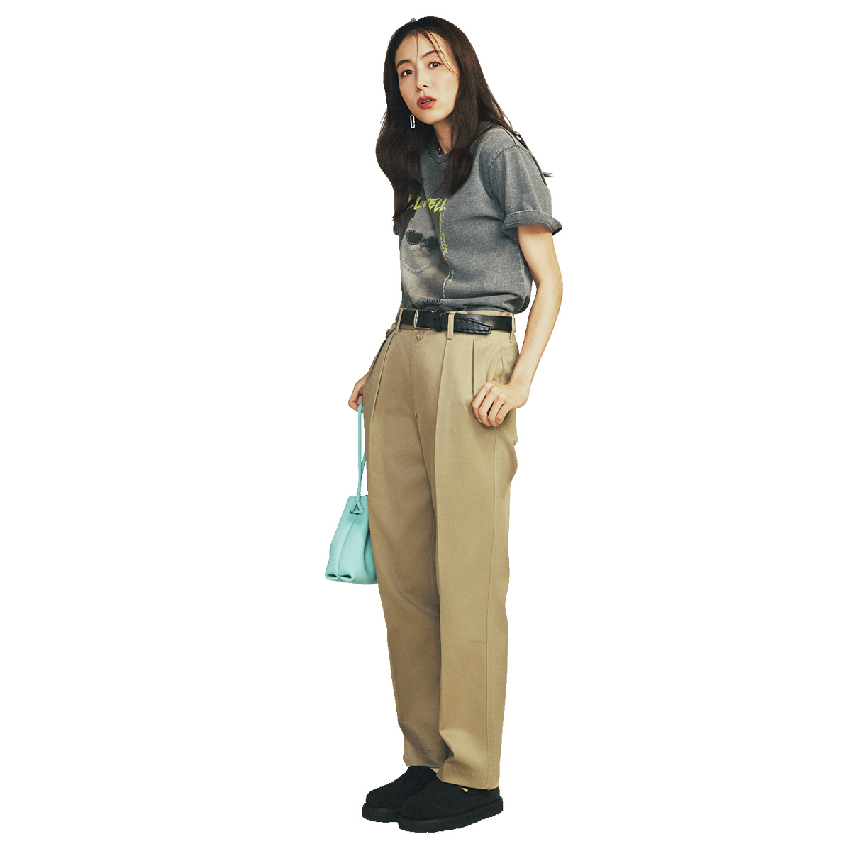ゆるめの濃色ヴィンテージTシャツに細めのチノパンを合わせた秋っぽコーデ