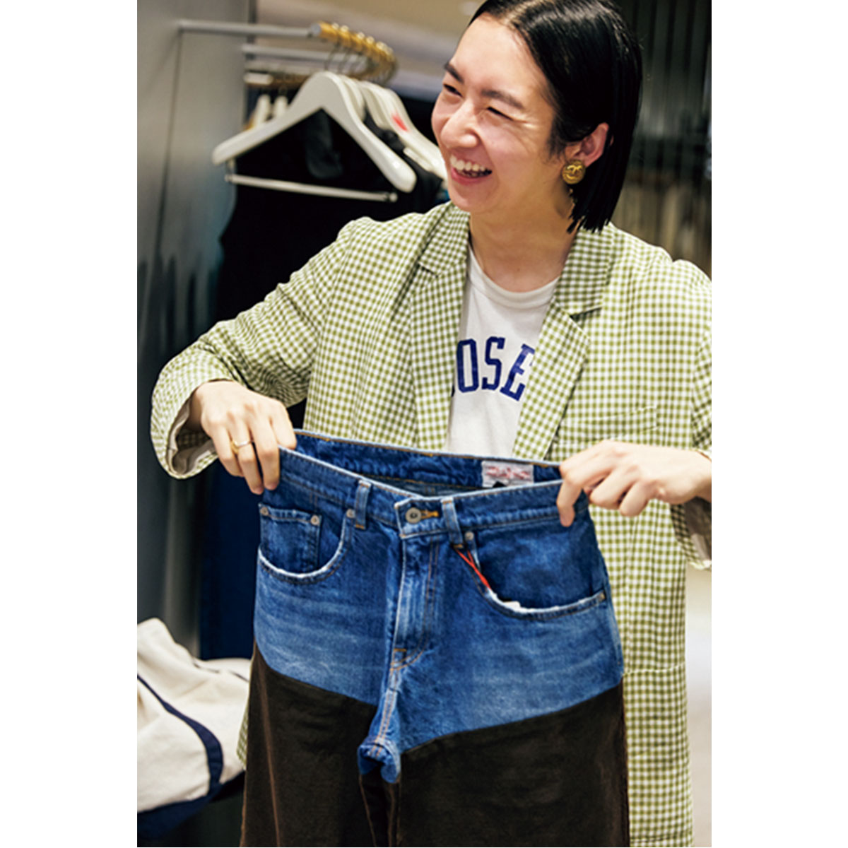 笑顔で接客する6（ROKU）SHINJUKUスタッフの竹井さん