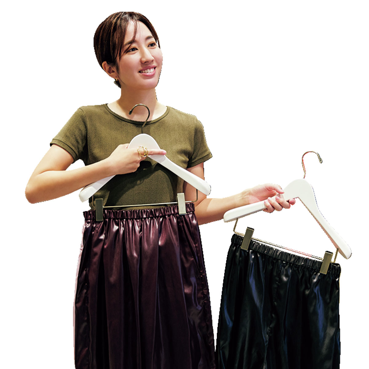 6（ROKU）SHINJUKUでパンツを体にあてるVERYライターの桃井真由さん