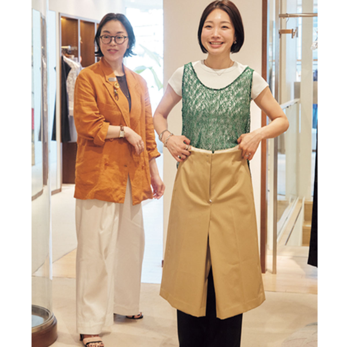 グリーンのレーストップスとチノカラーのハーフパンツを合わせるVERYライター