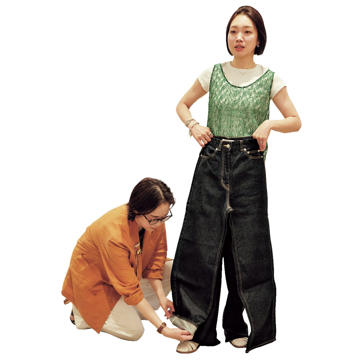 グリーンのレーストップスとデニムを合わせるVERYライター