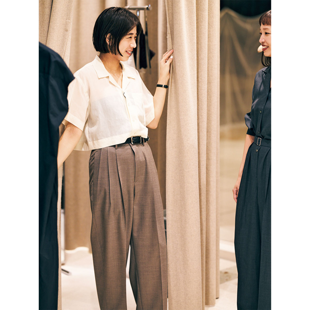 パンツを試着する近藤和貴子さん