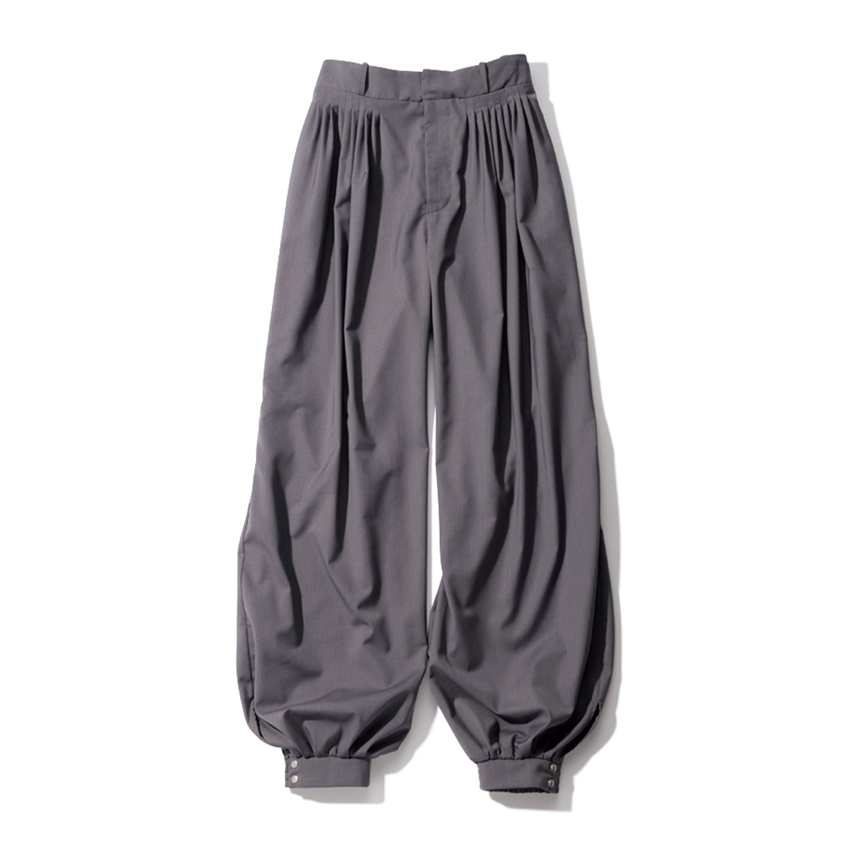 メゾンスペシャルのバルーンシルエットのグレーのパンツ