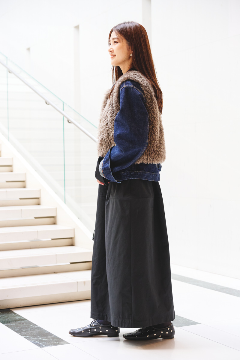 クラウドチームVERY明賀琴絵の[LINAGGIO]ロングヘアーショートジレコーデ