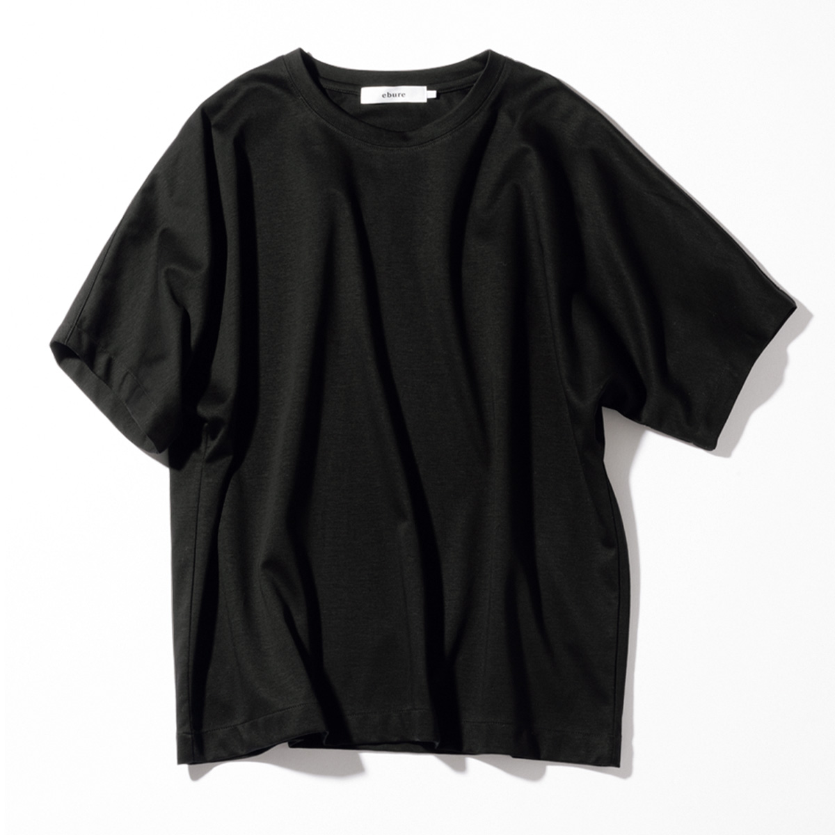 エブールの黒Tシャツ