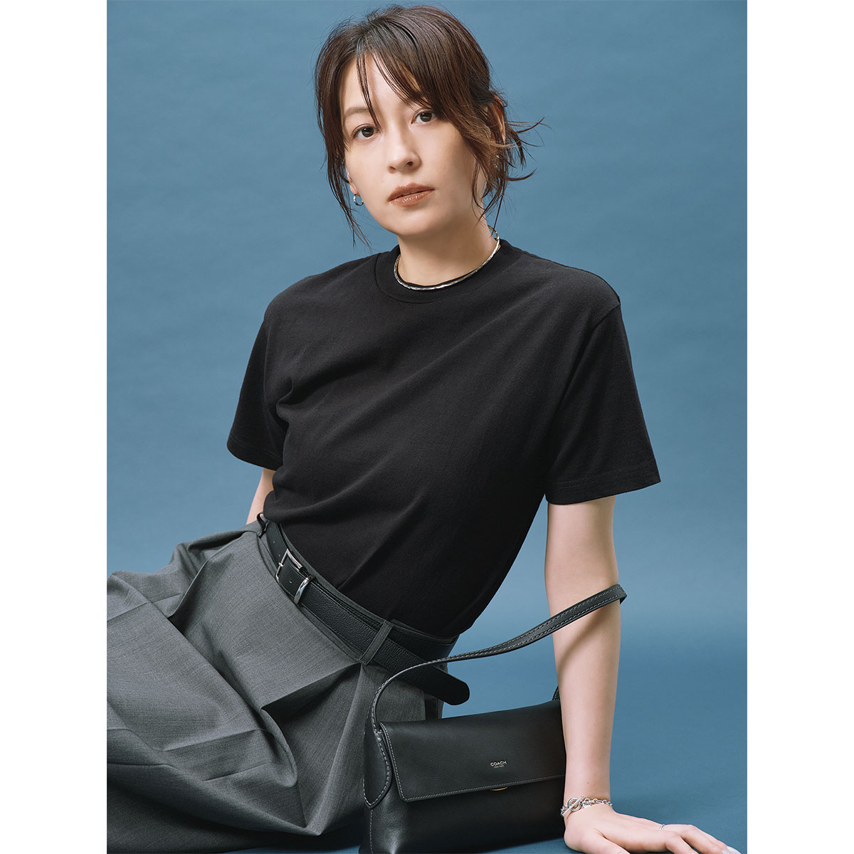 OFF the TOPの黒Tシャツとグレーのスカートのお教室コーデ