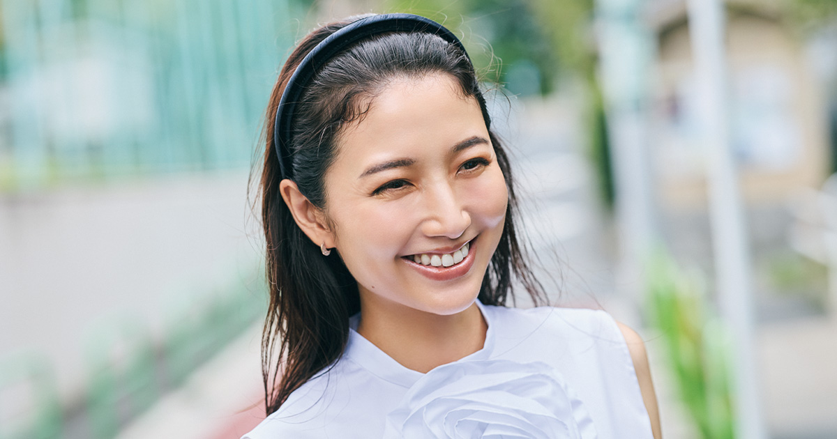 カチューシャで前髪を上げている三田友梨佳さん