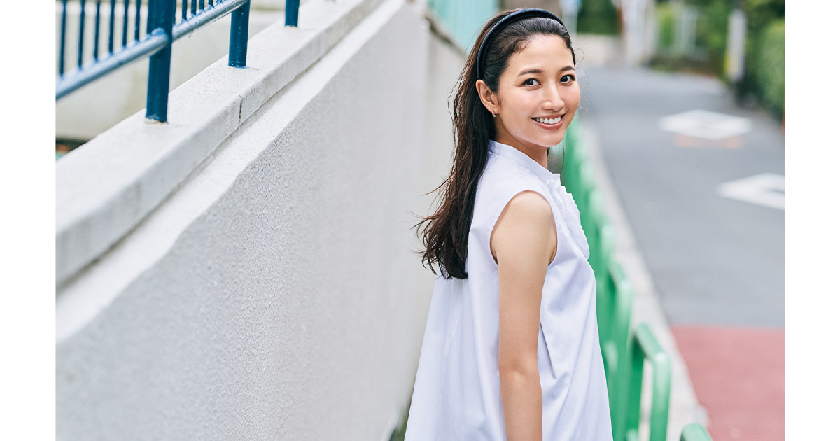 ヨーコチャンの白ブラウスにカチューシャをした三田友梨佳さん
