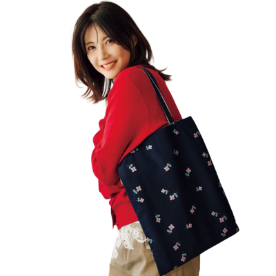 「実はyoriの大ファン」佐藤ありささん“VERY×yoriネイビートート”の中身拝見！