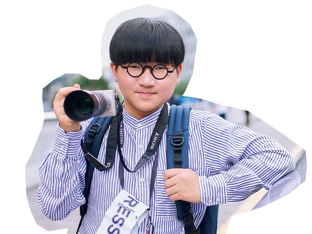 カメラを持っている高校生記者の川中だいじさん