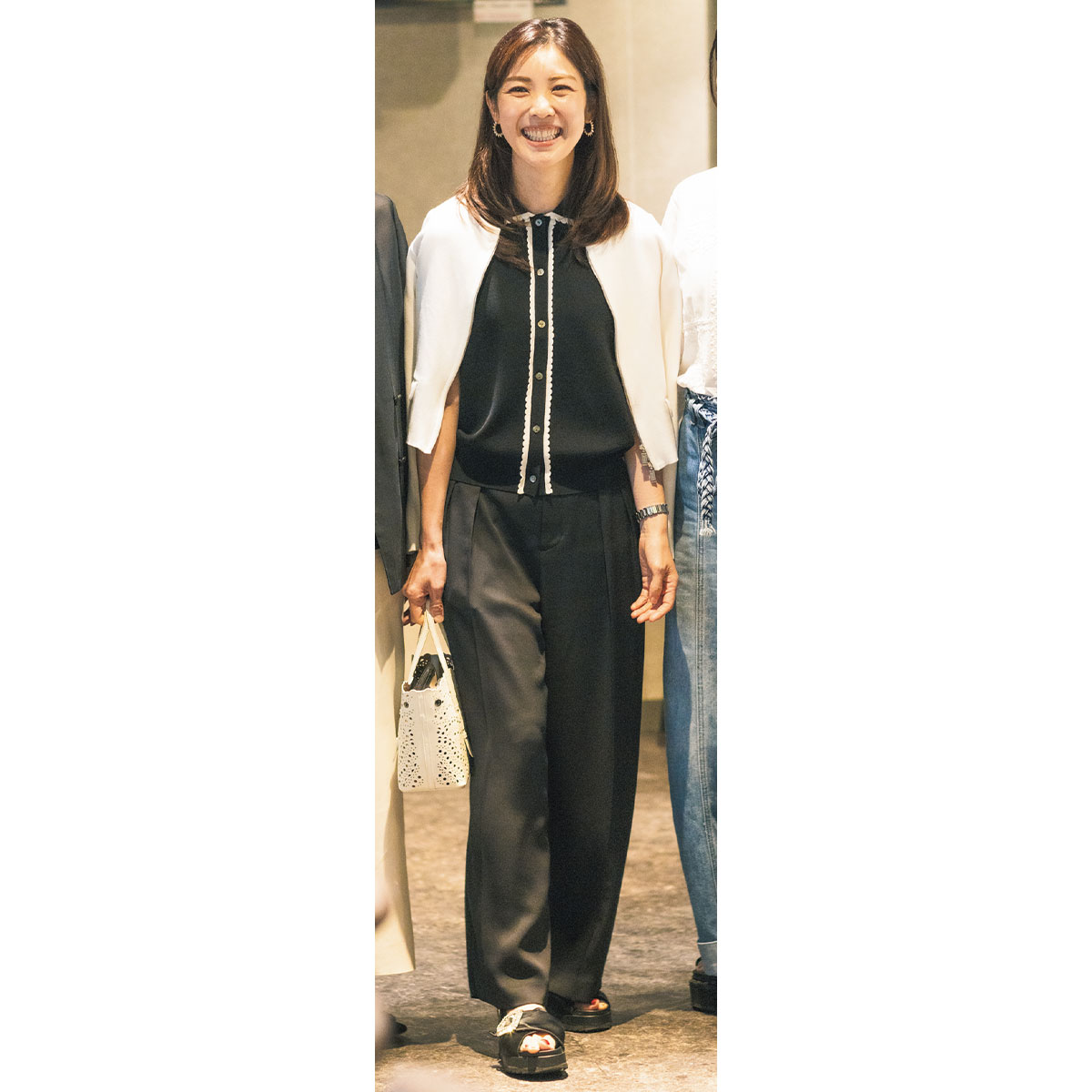 黒のキレイめパンツとトップスでまとめた朝のママ会コーデをsnap
