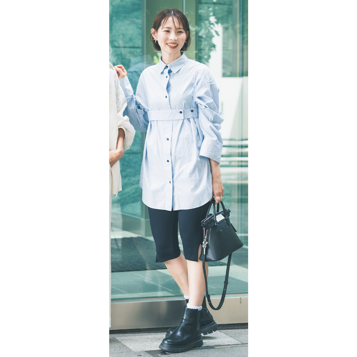 ロングシャツにバイカーパンツを合わせた今っぽコーデをSNAP