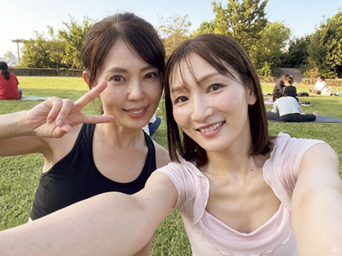 仲良しのママ友と屋外ピラティスイベントに参加