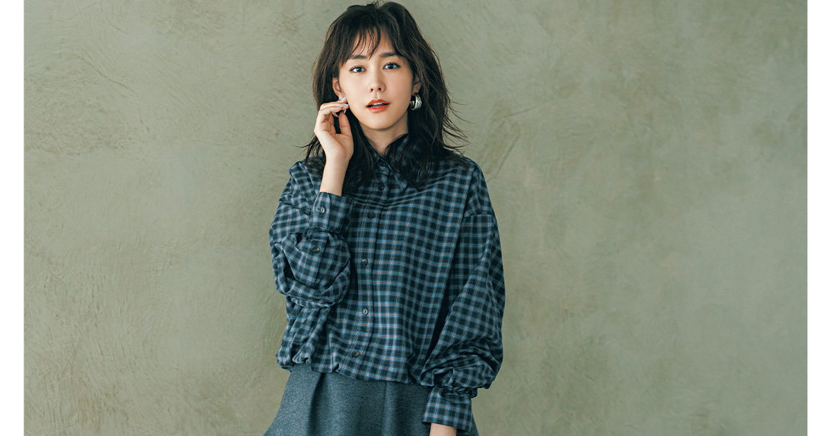 チェックシャツに大ぶりピアスをした桐谷美玲さん