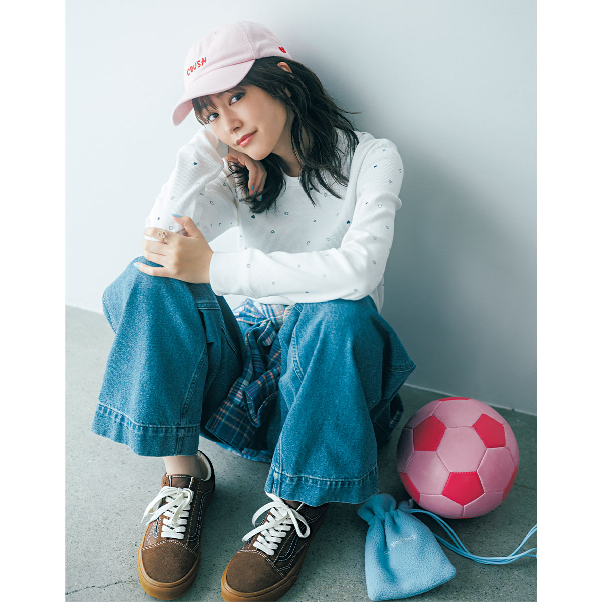 ハート柄サーマルトップスとデニムにピンクのキャップやVANSのブラウンスニーカーを合わせた桐谷美玲さん