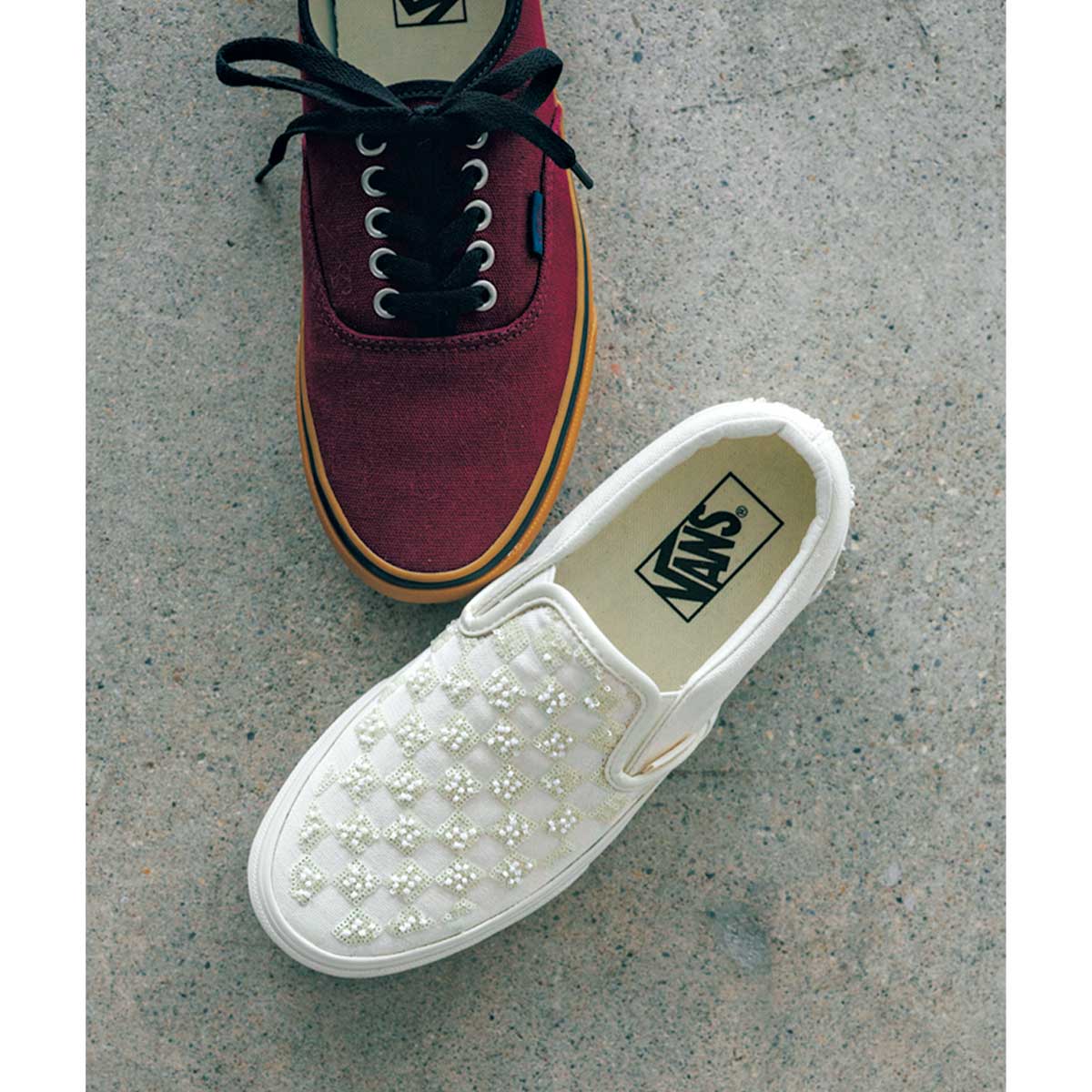 Vansの赤スニーカーとビジュー付き白スニーカー