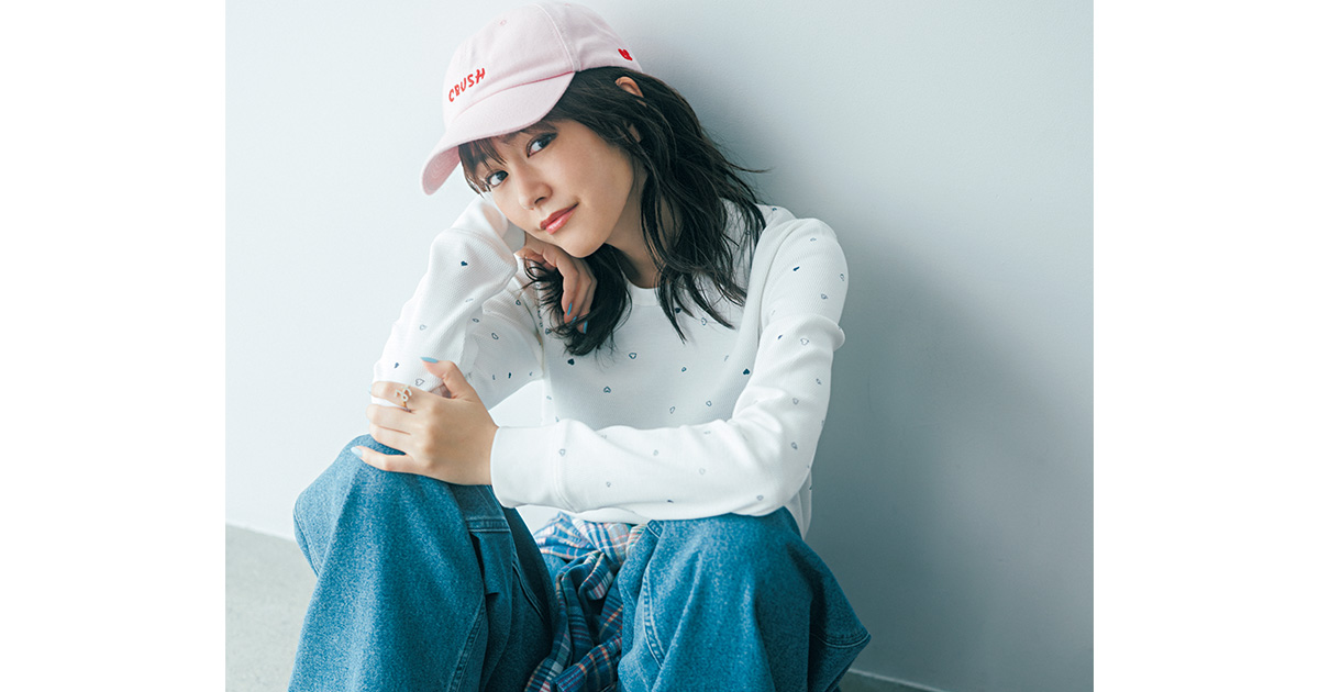 ハート柄サーマルトップスとデニムにピンクのキャップをかぶった桐谷美玲さん