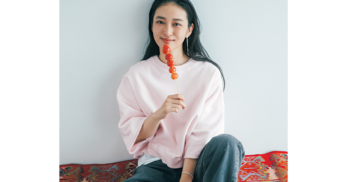 ピンクのスウェットとデニムコーデの武井咲さん