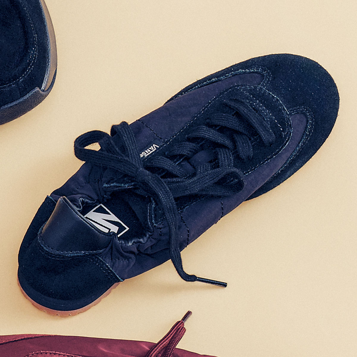 VANSの踵を折り曲げても履ける黒ロープロスニーカー