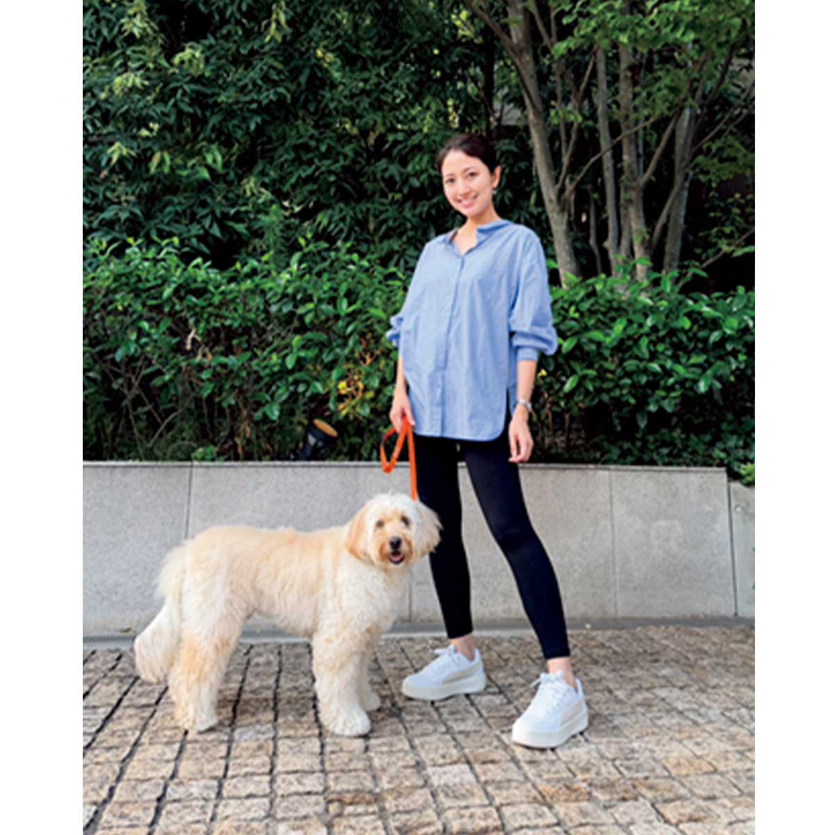 ユニクロのマタニティレギンスにENFÖLDのシャツを羽織ってプーマの厚底スニーカーを履いた愛犬の散歩コーデ