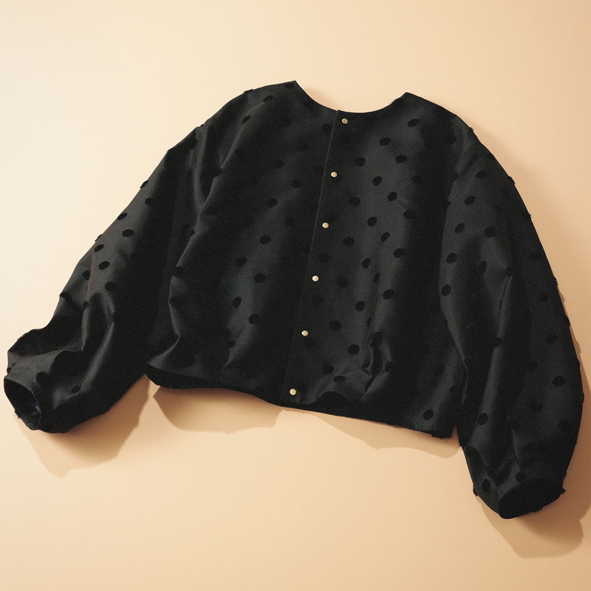 モール糸でドットが刺繡されたタフタ素材のジャケット