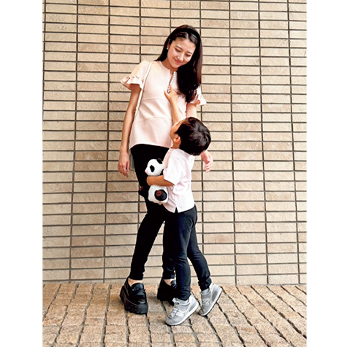 ピンク色のヨーコチャンのトップスとピンク色のTシャツでリンクコーデを楽しむ三田さん親子