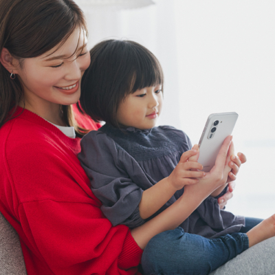 壊れにくい！丸洗いできる！ママに寄り添う“NEXTスマホ“